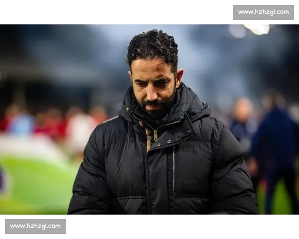 退场时喊出 “加油”!阿莫林的笑容里藏着曼联的温度